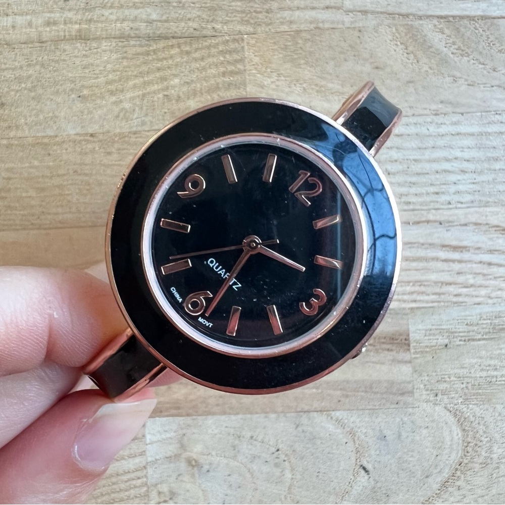 Ladies black and rose gold tone fashion bangle bracelet watch NEW BATTERY